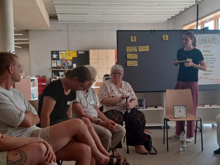 Teilnehmende des DNA World-Cafés in der Stadtteilbibliothek Haslach