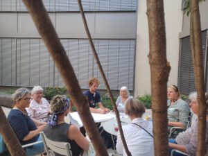 Café-Runde im Innenhof unter Bäumen