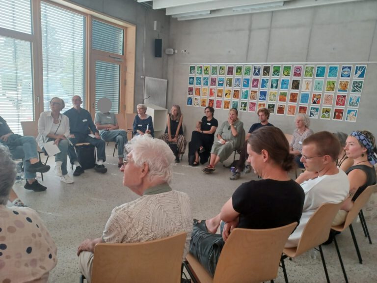 Teilnehmende im Stuhlkreis in der Stadtteilbibliothek Haslach
